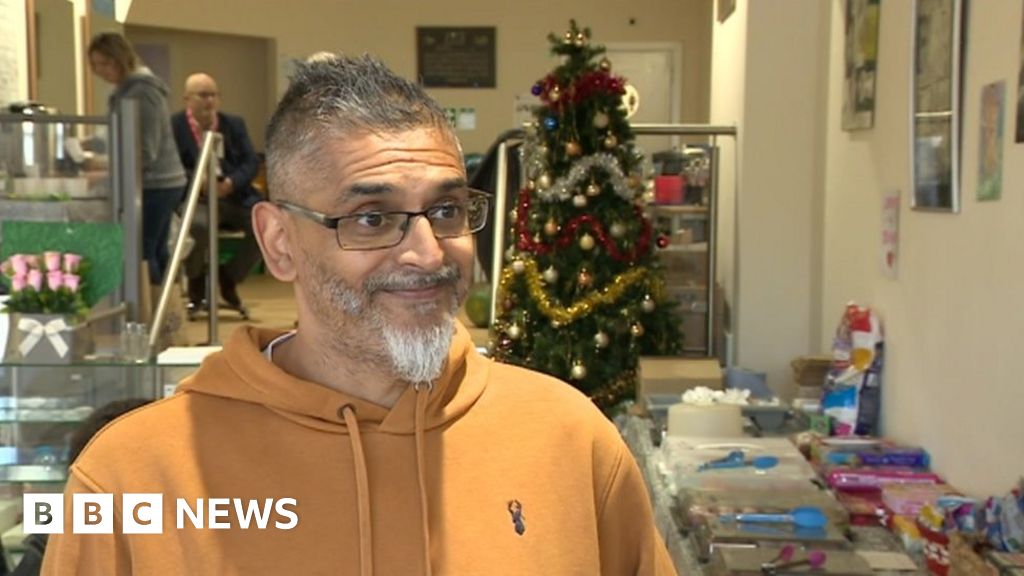 Gloucester man gives up fulltime job to feed the hungry BBC News