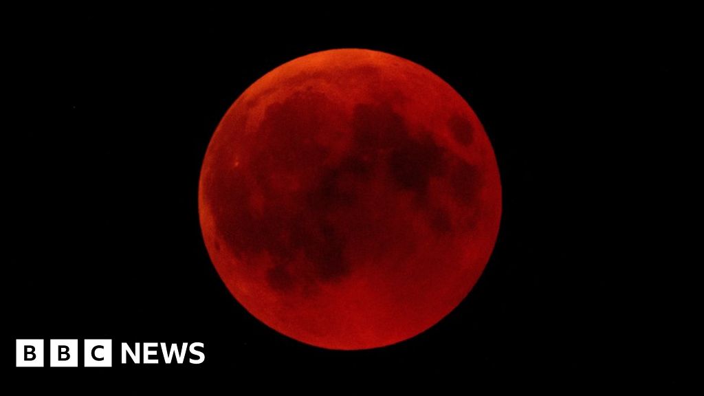 Lunar Eclipse Century S Longest Blood Moon Delights Skygazers c News