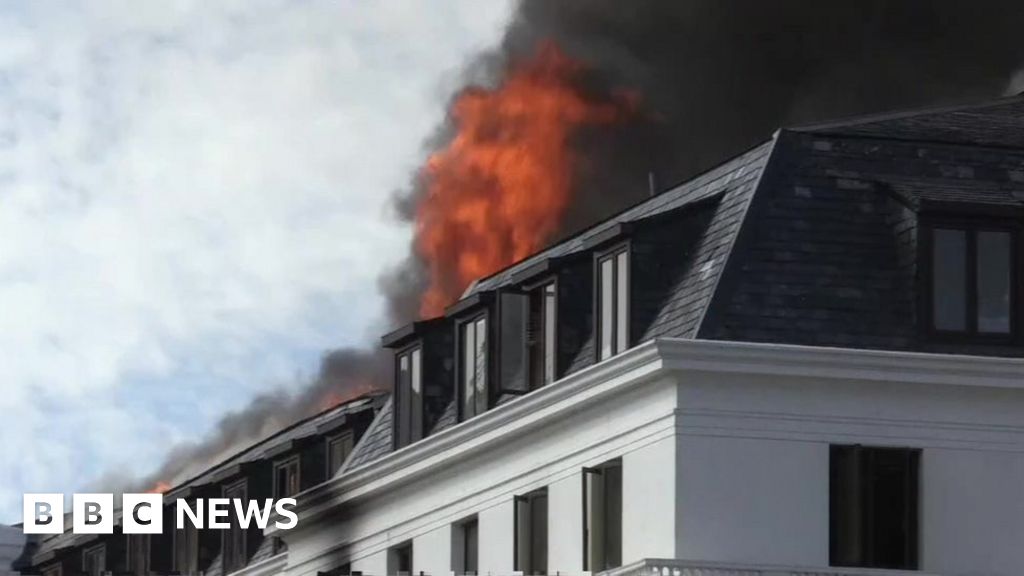 New fire at South Africa’s parliament ‘contained’ – BBC News