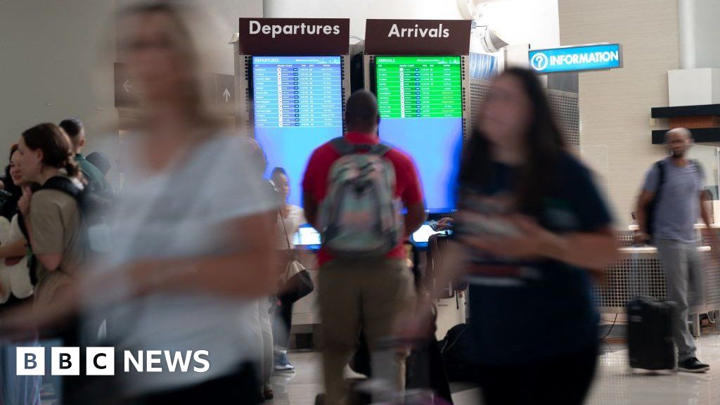 Fourth of July flight delays as hundreds of flights cancelled