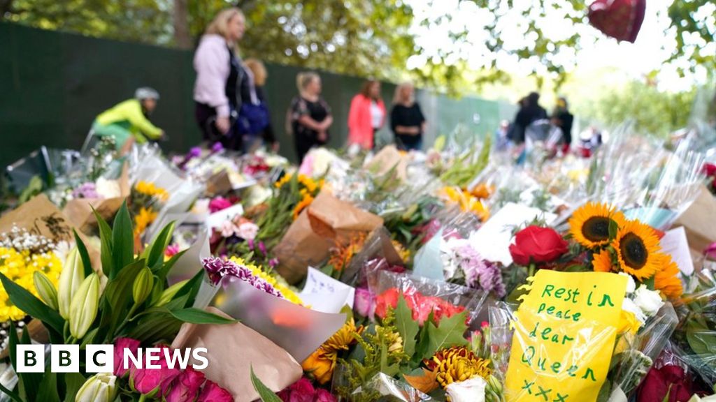 Worcester Flower shop customers' gestures for Queen BBC News