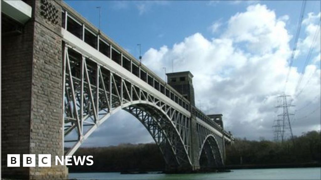 Anglesey: Man dies after A55 crash near Britannia Bridge - BBC News