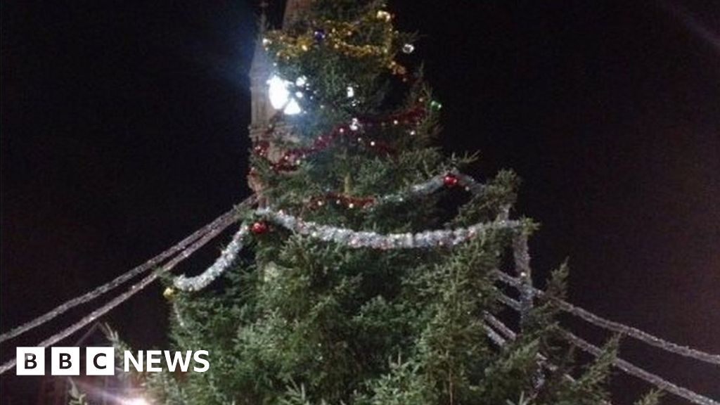 Tinsel 'too heavy' for Leicester Christmas tree BBC News