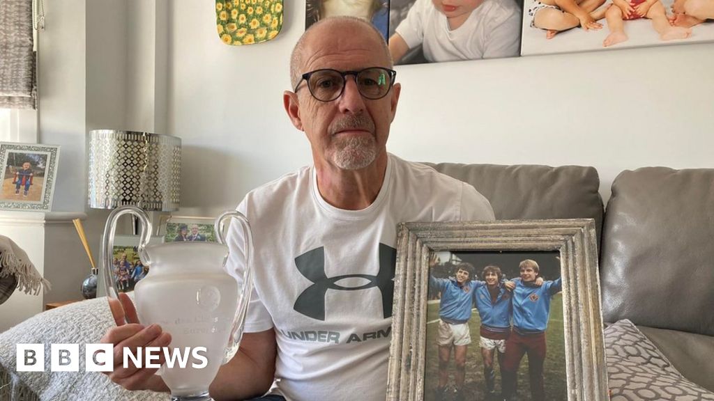 Ex-footballer Colin Gibson urges testing after dementia diagnosis