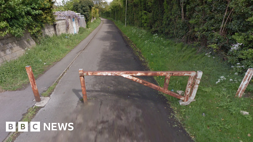 Man dies in Oxford mini motorbike crash with barrier BBC News