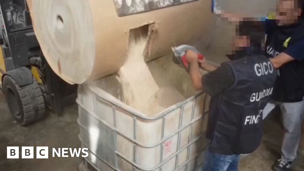 Captagon: Italy seizes €1bn of amphetamines 'made to fund IS' - BBC News