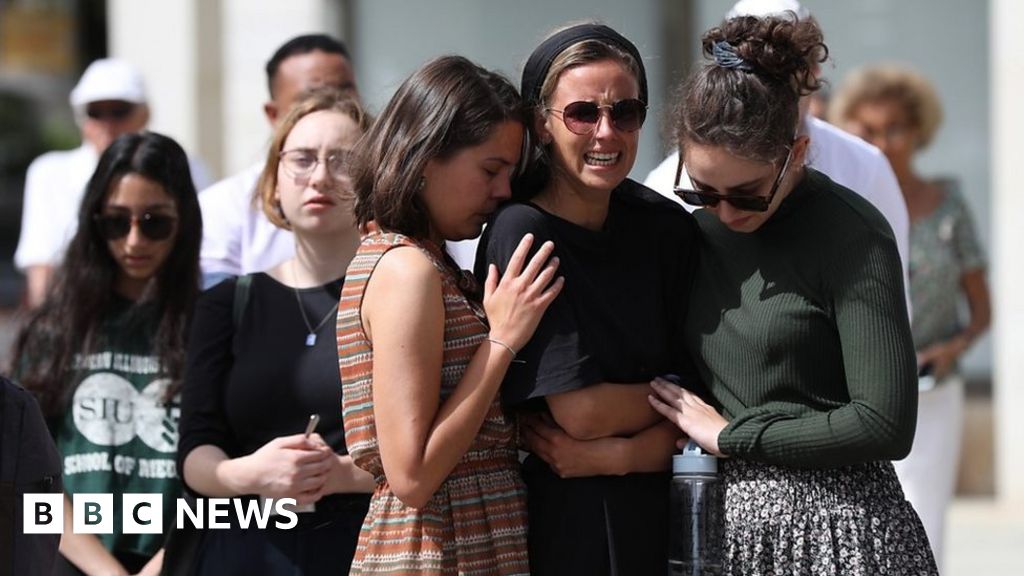 Sirens ring out in Israel to honour Holocaust victims