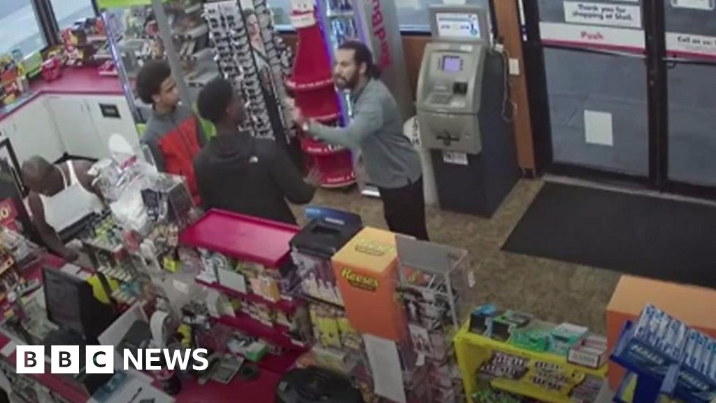 Teens rob US store after clerk collapses - BBC News