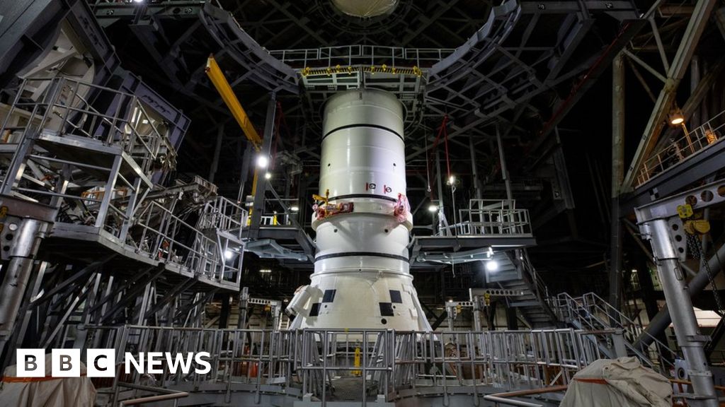 SLS: Nasa 'megarocket' assembly begins in Florida - BBC News