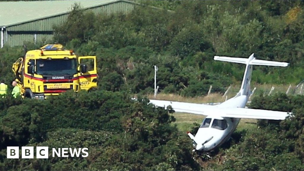 Aircraft in runway crash at Oban Airport BBC News