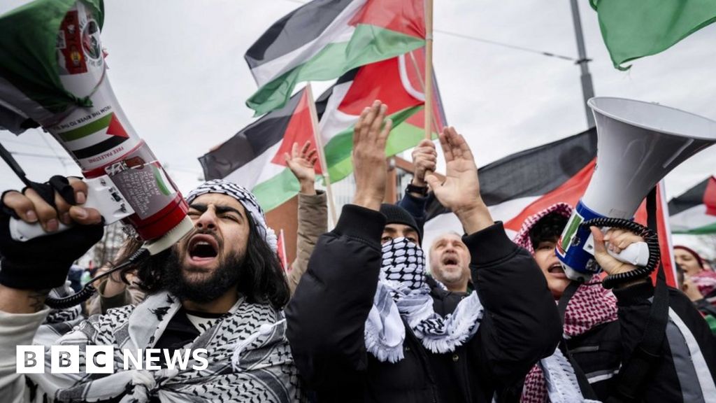 Presiden Israel Isaac Herzog menghadapi protes di Gaza di Museum Holocaust Belanda