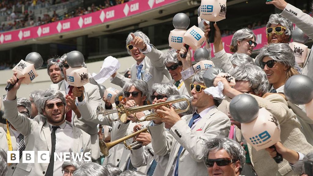 Hundreds of Australian cricket fans dress up like Richie Benaud BBC News