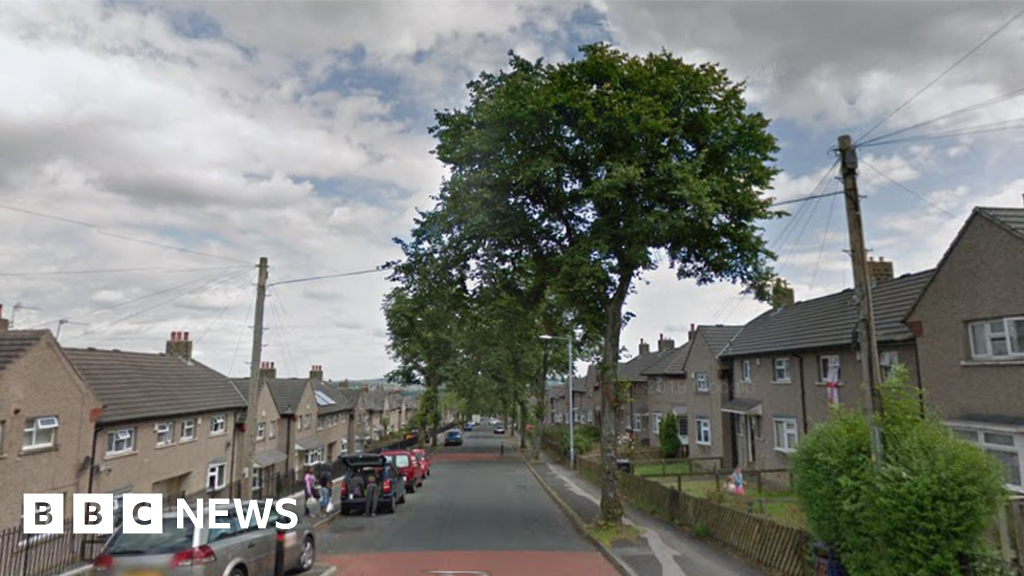 Huddersfield: Woman arrested after children hurt in blade attack
