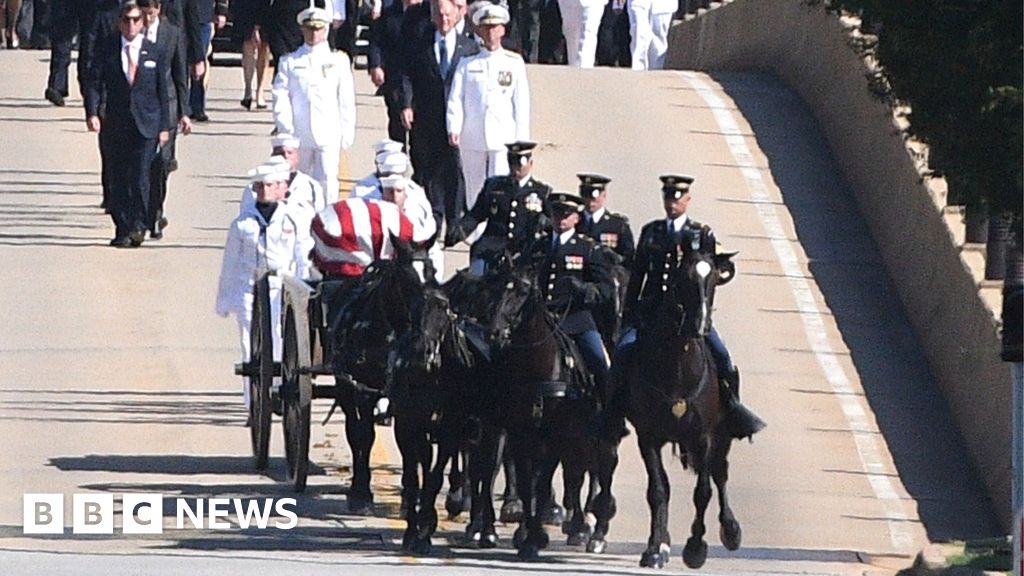 John McCain: Obama and Bush pay tribute at Washington service - BBC News