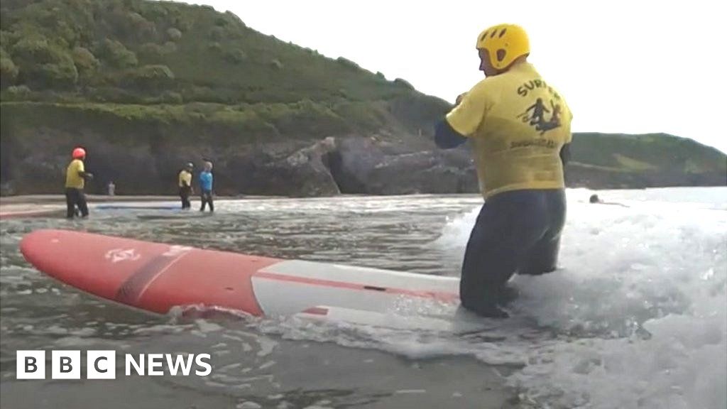 Surfing improves wellbeing of brain injury survivors - BBC News