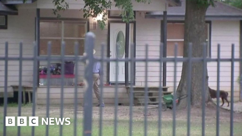 Gunman kills five, including child, at Texas home