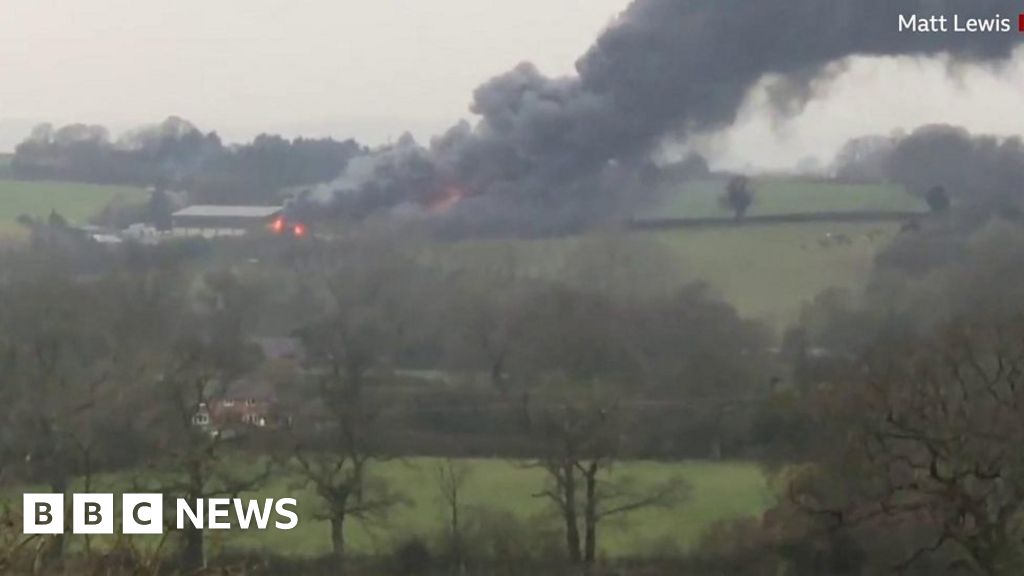 Huge smoke plume from barn fire in Shropshire - BBC News