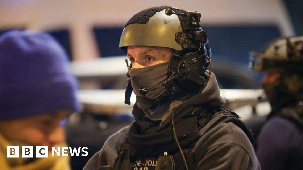 Police shoot man in hunt for Brussels gunman
