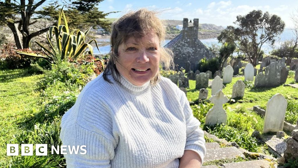 Isles of Scilly churchyard volunteers uncover buried tales BBC News