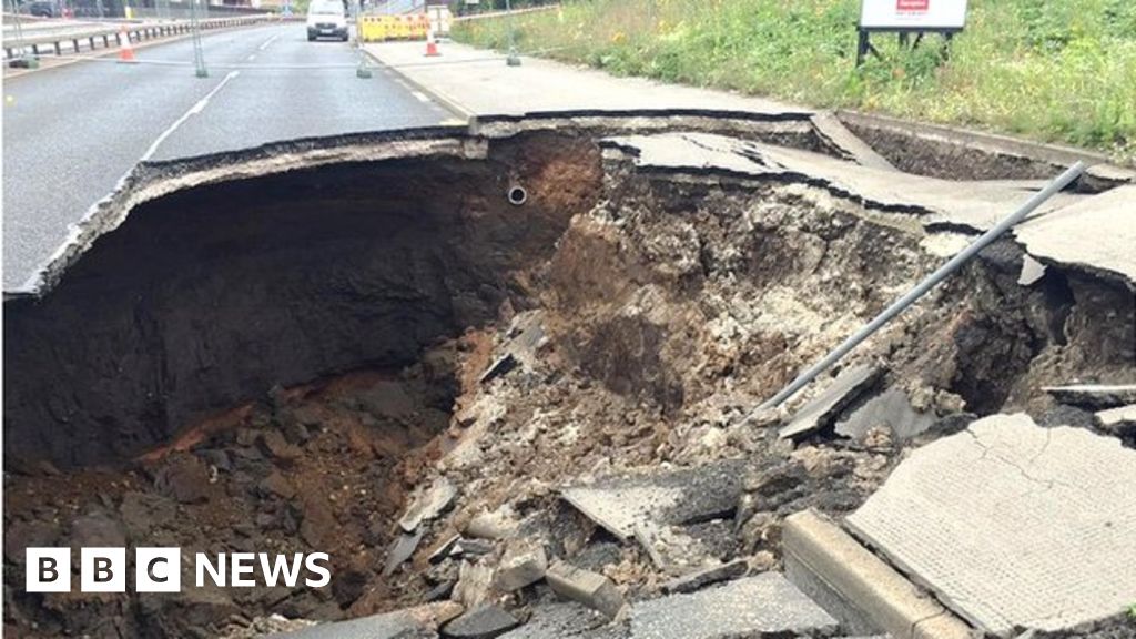 Manchester road collapse: Work begins to fill in huge hole - BBC News