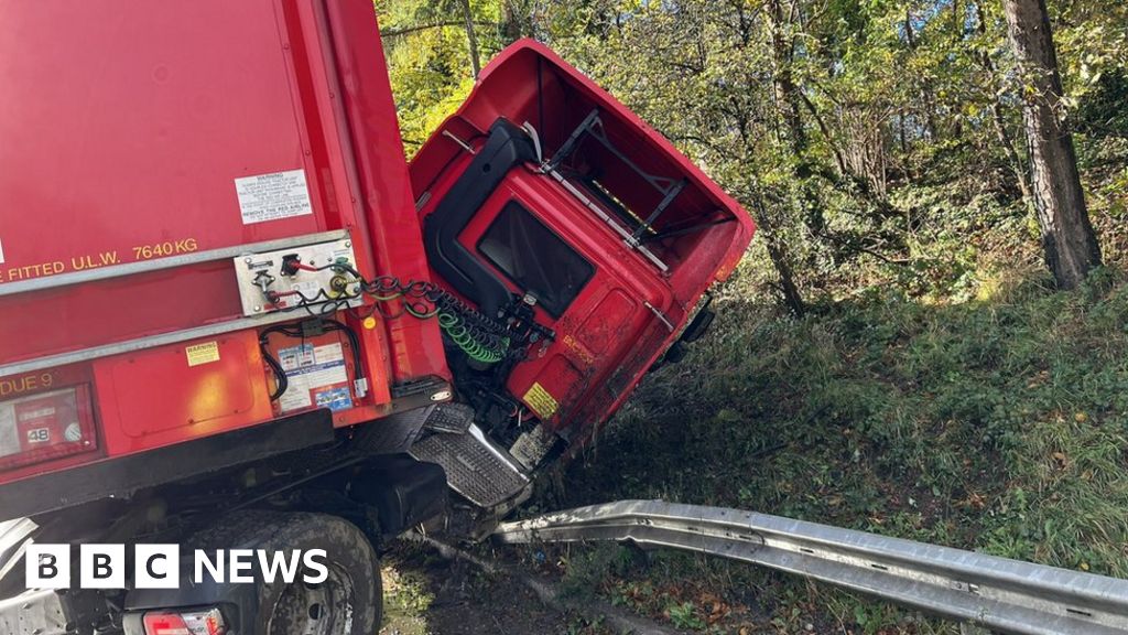 M5: Lanes Closed After Lorry Crashes In Worcestershire - BBC News