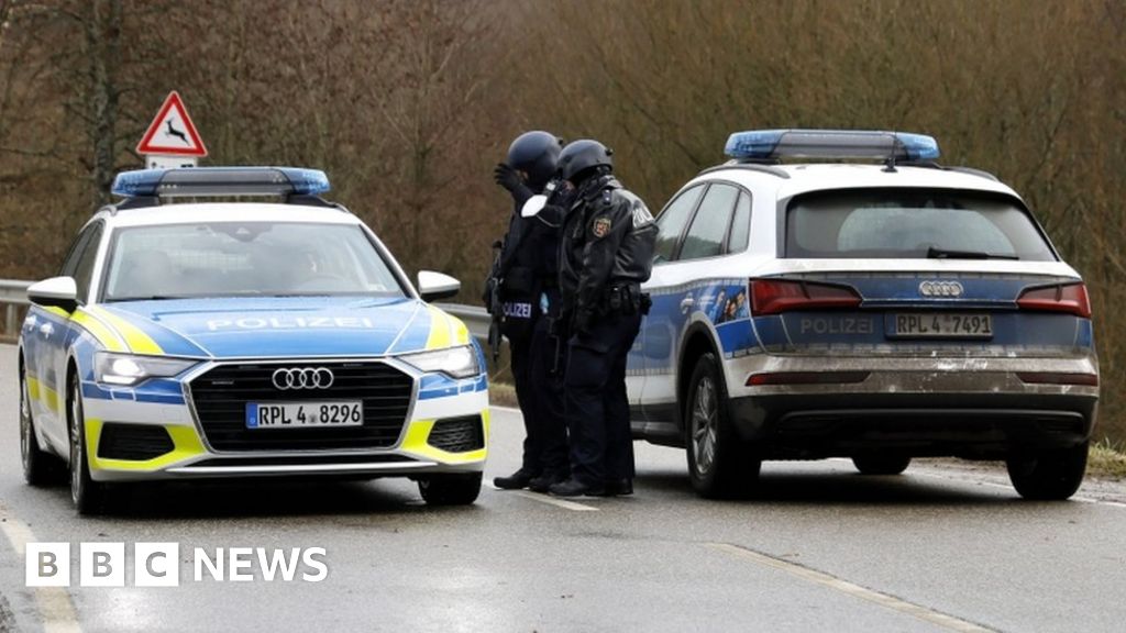 Manhunt after German police officers shot dead near Kusel