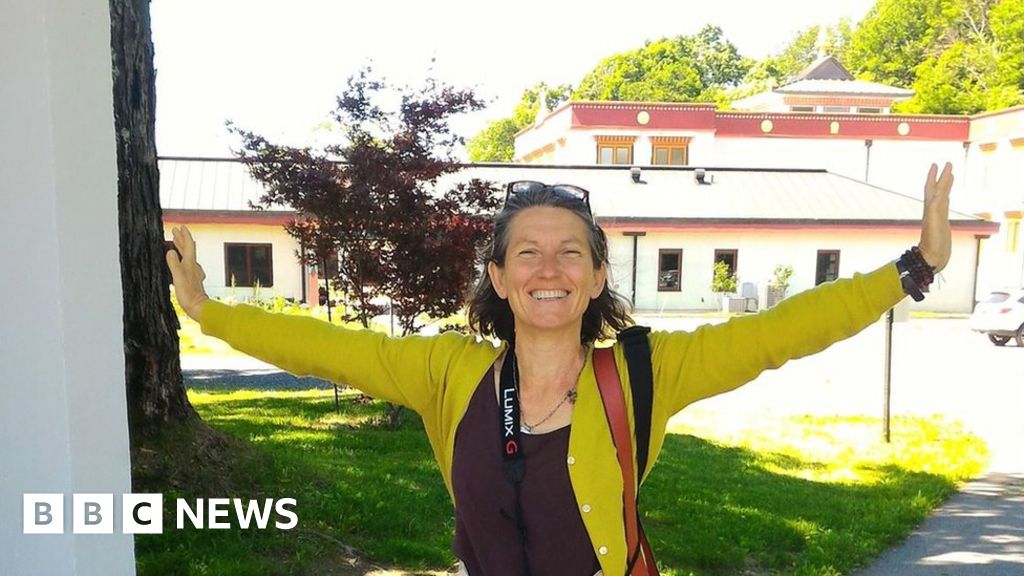 Harry and Meghan: How people split time between two countries - BBC News