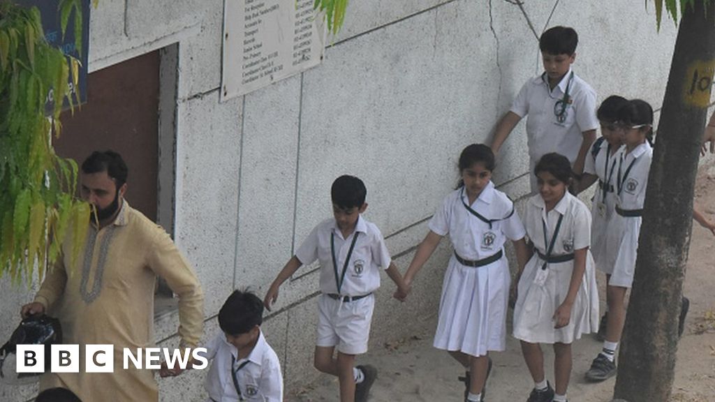 Делхи: Фалшиви бомбени заплахи затвориха близо 100 училища в индийската столица