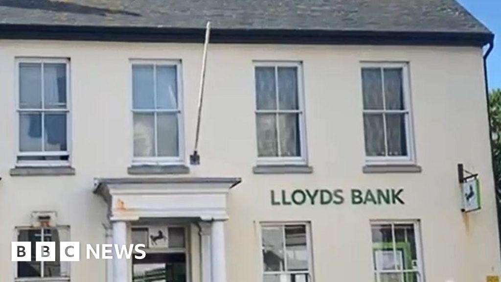 Isles of Scilly: Lloyds to close last remaining bank