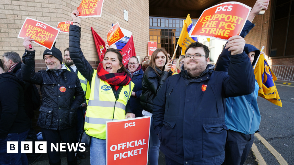 Heathrow security staff and passport workers announce May strikes