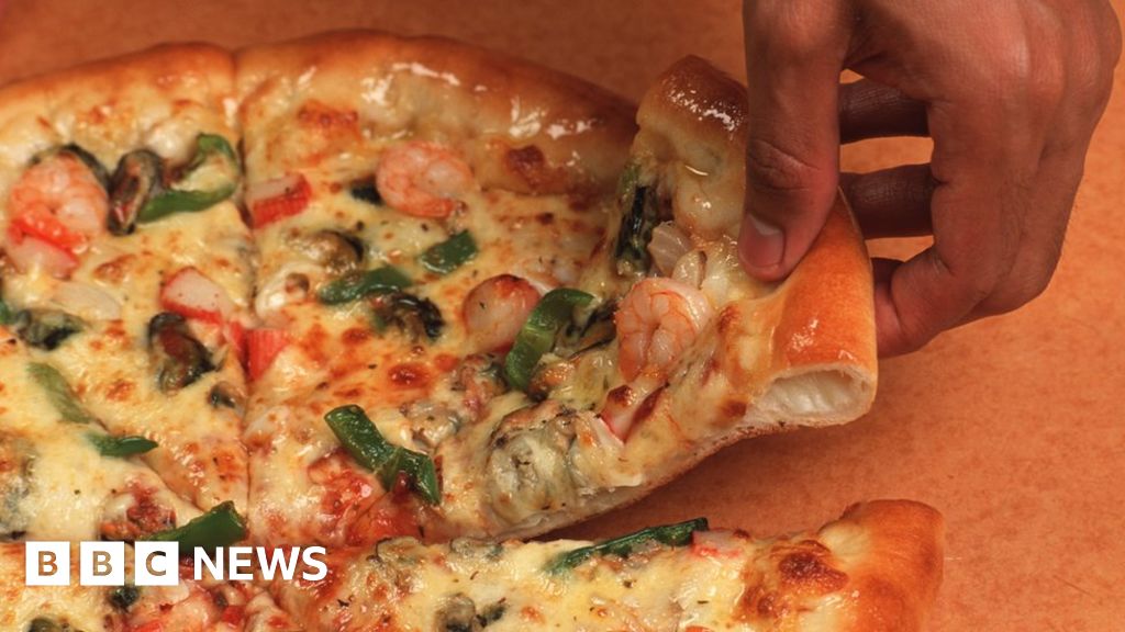US domestic abuse victim pretends to order pizza to alert 911