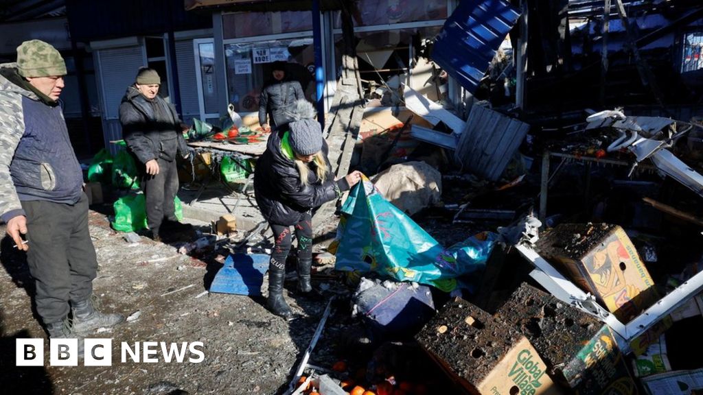 Донецк: Смъртоносна експлозия удари пазара в контролирания от Русия град Украйна, твърдят служители