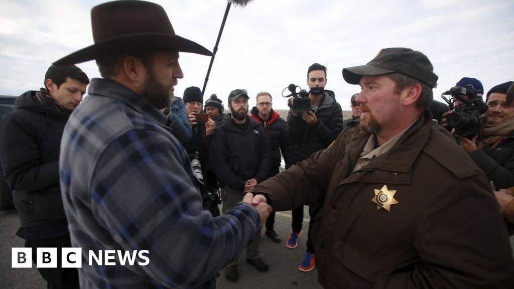 Oregon: Armed Protesters Reject Sheriff's Offer - BBC News