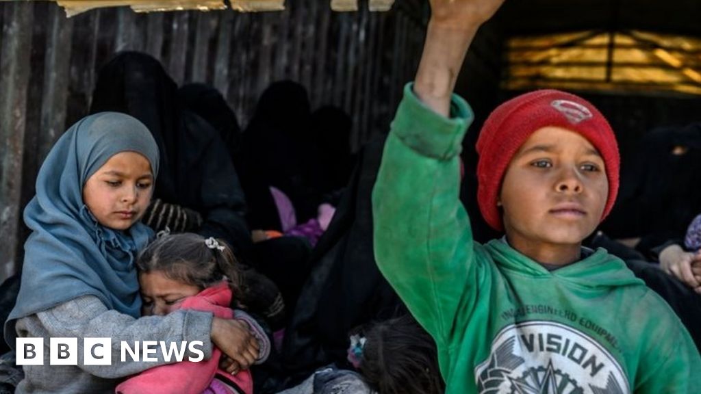 IS: Lorries evacuate civilians from last Syria enclave