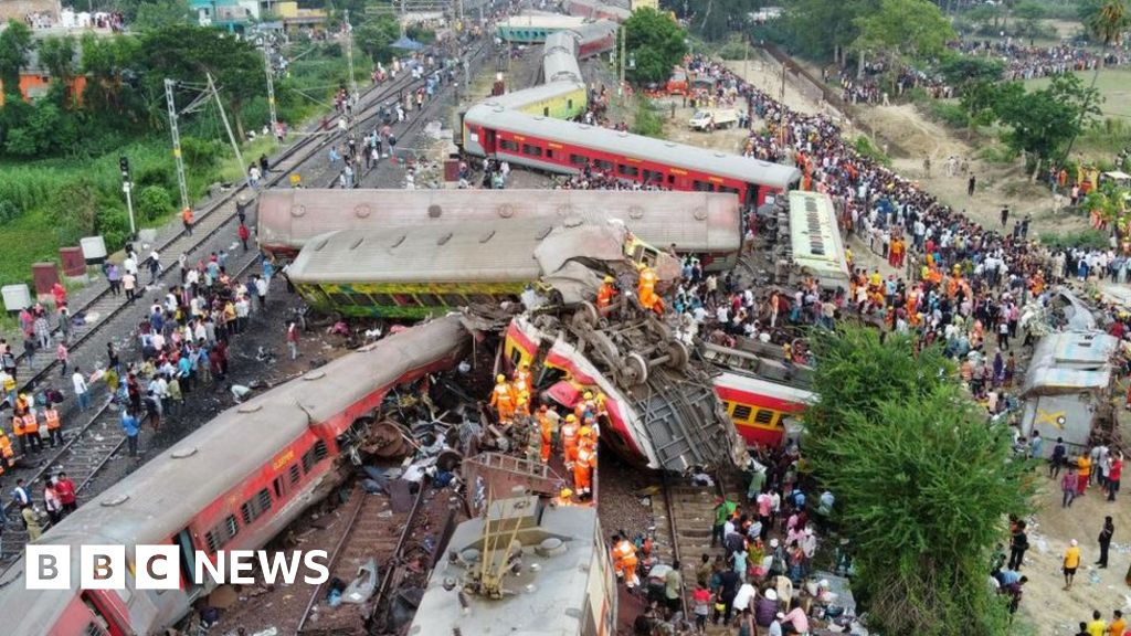 كارثة قطار الهند: إشارة خطأ السبب المحتمل ، وزير يقول