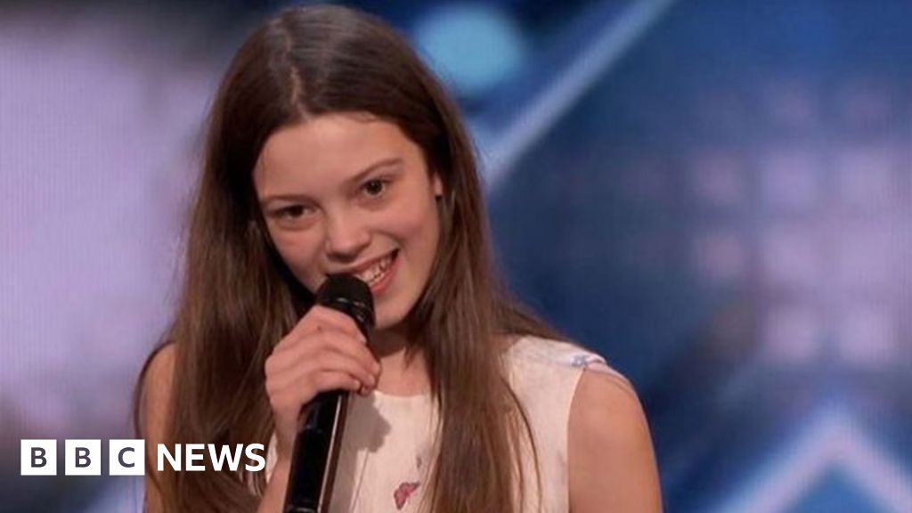 Courtney Hadwin, 14, wows America's Got Talent - BBC News