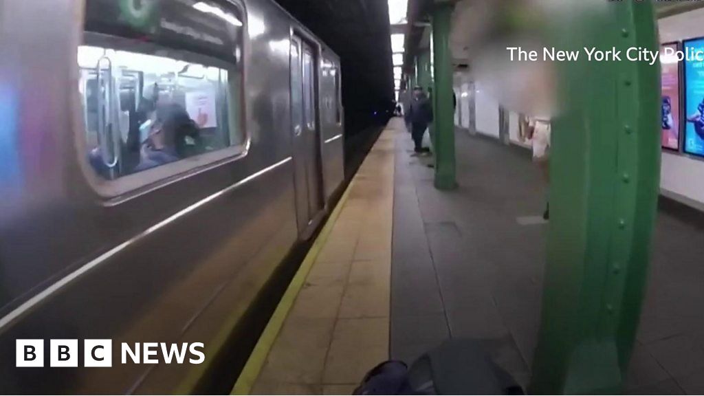 New York: Man rescued seconds before incoming train