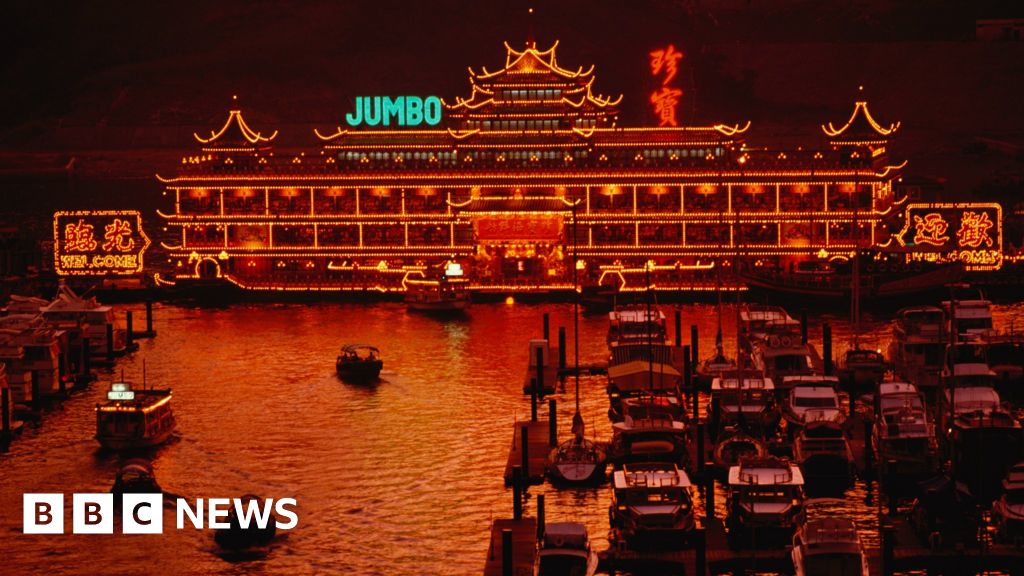 Hong Kong: Iconic floating Jumbo restaurant sinks