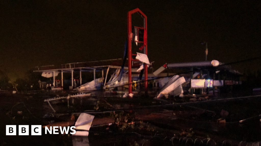 ‘Violent’ US tornado kills three people ‘Violent’ US tornado kills three people
