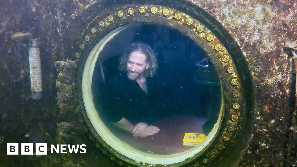 Florida professor breaks record for time spent living underwater