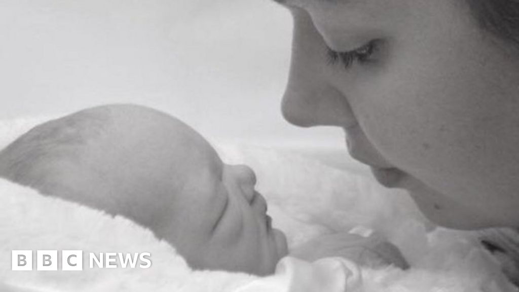 'Cuddle cot helped me cope with my baby's death' BBC News
