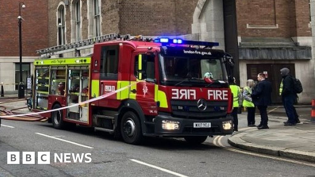 old-bailey-court-cases-set-to-resume-after-fire-closes-court-building