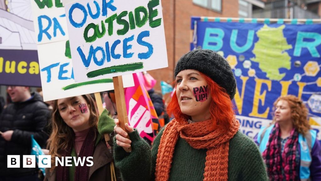 Teachers' strikes: Keegan says pay deal is final offer - BBC News