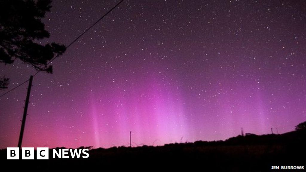 'Rare' Northern Lights photographed in Cornwall and Exmoor BBC News