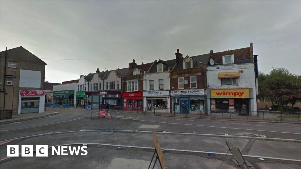 Rochester: Two arrested in murder probe after stabbing - BBC News