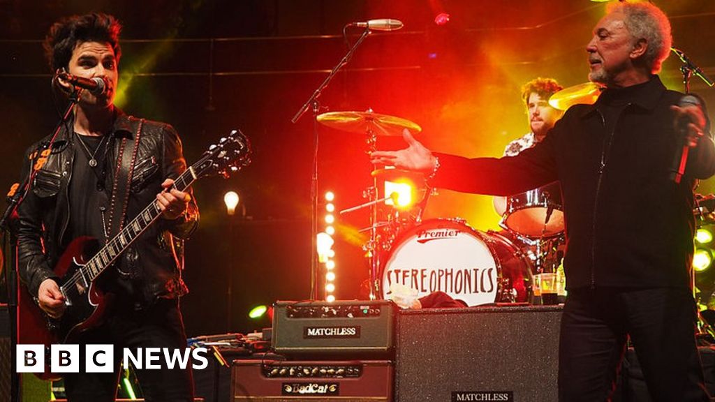 Covid: Stereophonics gigs cancelled amid Omicron concerns