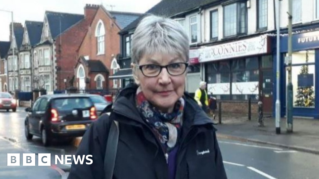 Swindon bus cuts will affect elderly and disabled - BBC News