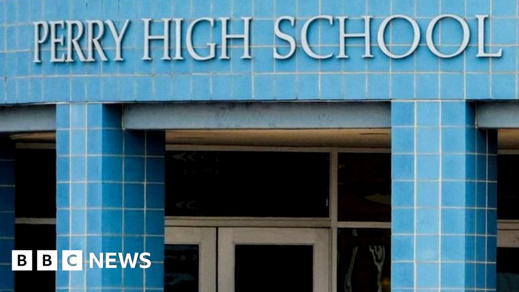 Iowa principal who saved pupils from school shooting dies