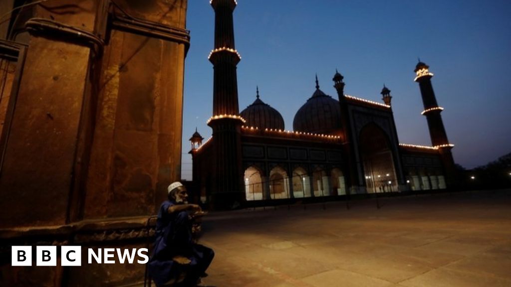 Ramadan: Muslims fast under coronavirus lockdowns
