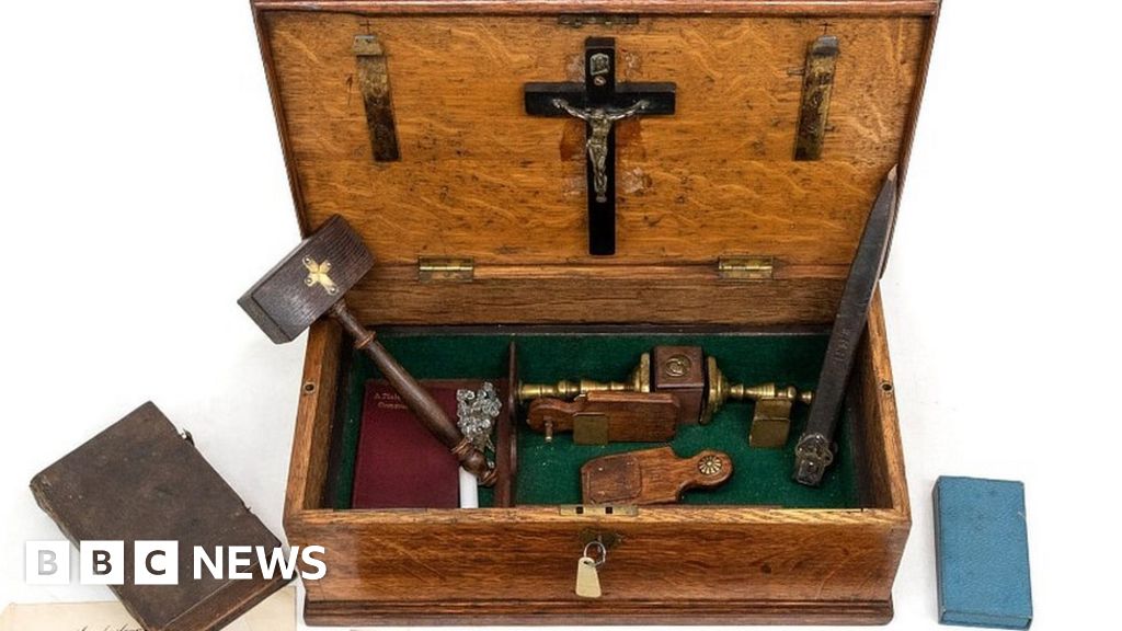 A Vampire-Hunting Kit Purportedly From the 19th Century Sells for $20,000  in the U.K., Exploding Its Meager $2,400 Estimate